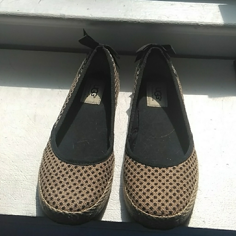 Ugg size 6 shoes beige and black
